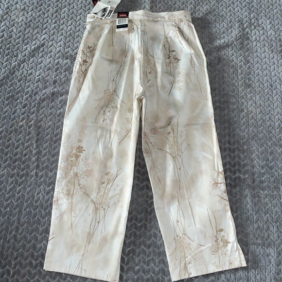 NWT Bill Blass Floral Print Capris. Size 10. Cotton/Lycra Blend. Cream/Brown. - Picture 6 of 13